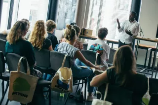 Makers - professionalisering - groep mensen volgt workshop